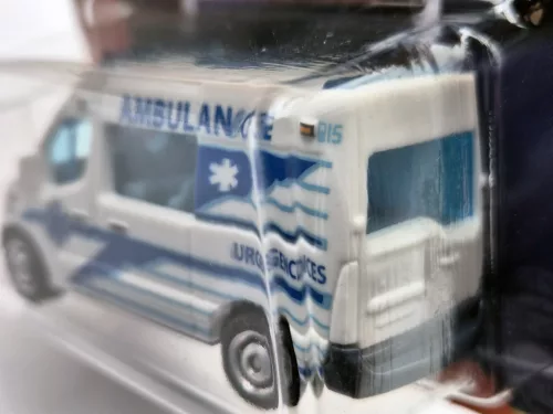 Renault Master Ambulance линейка - Matchbox - 1:64 1/64 малка кола