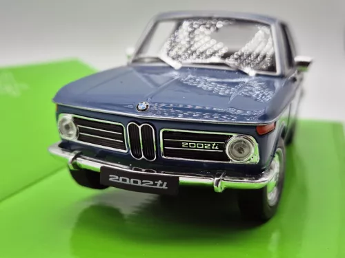 BMW 2002Ti 1966 синьо - Welly модел автомобил 1:24