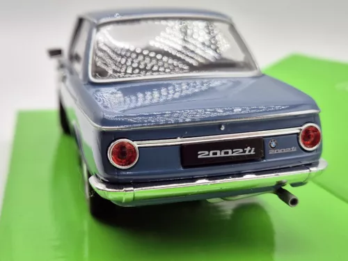BMW 2002Ti 1966 синьо - Welly модел автомобил 1:24