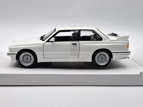 BMW E30 M3 (1988) - бял - Bburago - 1:24