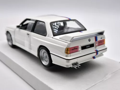 BMW E30 M3 (1988) - бял - Bburago - 1:24