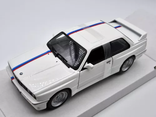 BMW E30 M3 (1988) - бял - Bburago - 1:24