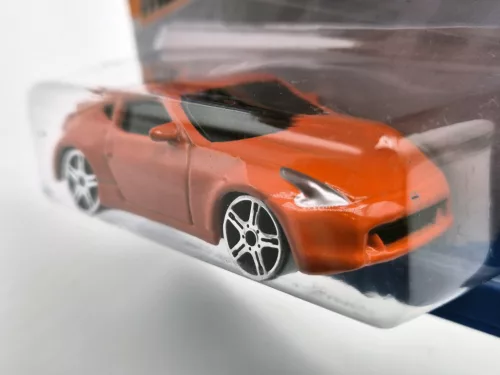 Nissan 370z (2020) - оранжево/черно - Maisto - 1:64