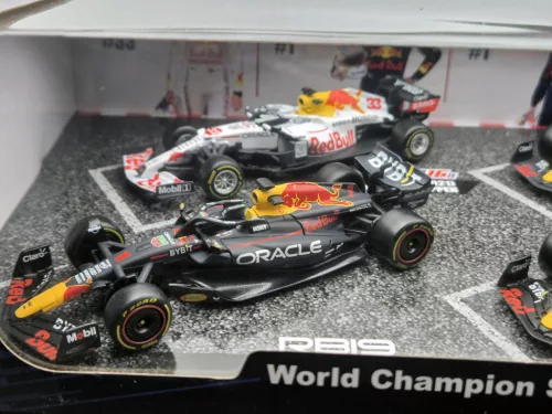 Red Bull F1 комплект - 2023 RB19 Max Verstappen - 2023 RB19 Sergio Perez (Miami) - 2022 RB18 Max Verstappen - 2021 RB16B Max Verstappen (Turkish GP) - Bburago -1:43