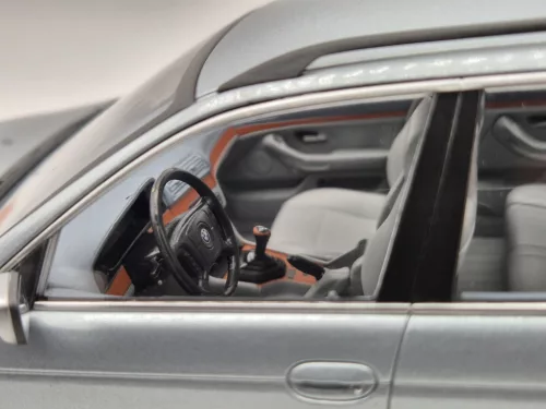 BMW E39 Touring (1998) - сребрист - Triple9 - 1:18